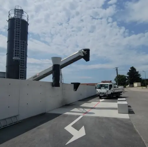 Camion positionné sous convoyeur